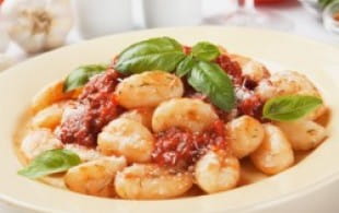 Gnocchi with fresh tomato sauce and Barbera d'Asti