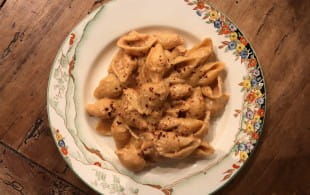 Crab mac’n’cheese and champagne