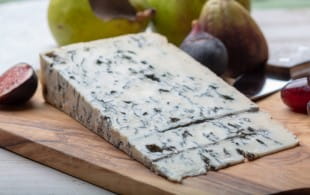 What type of wine goes with blue cheese?