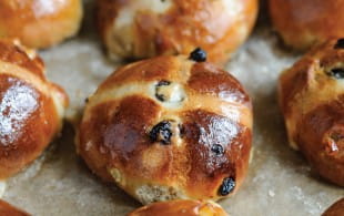 Classic hot cross buns