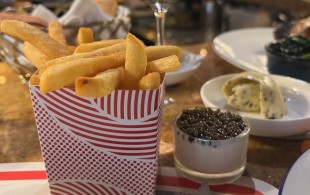 Chips with caviar dip and champagne
