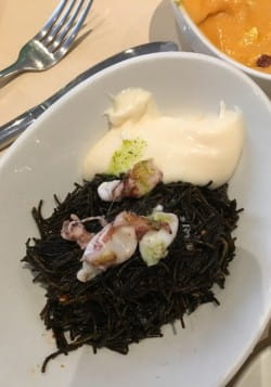 Fideos negros con calamaritos with alioli and Rueda