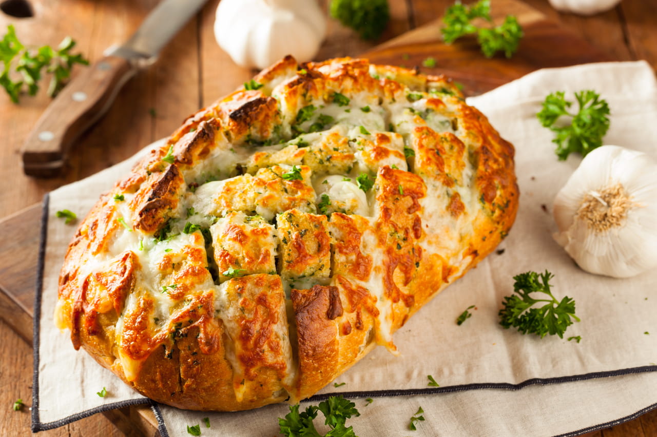 The 5 best wine (and best cocktail) pairings for garlic cheesy bread 