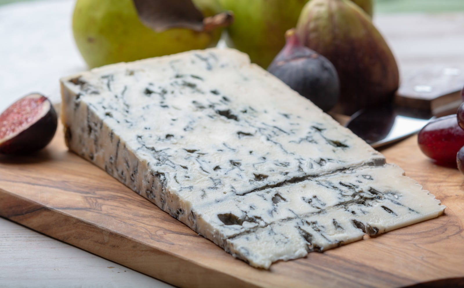 What type of wine goes with blue cheese?