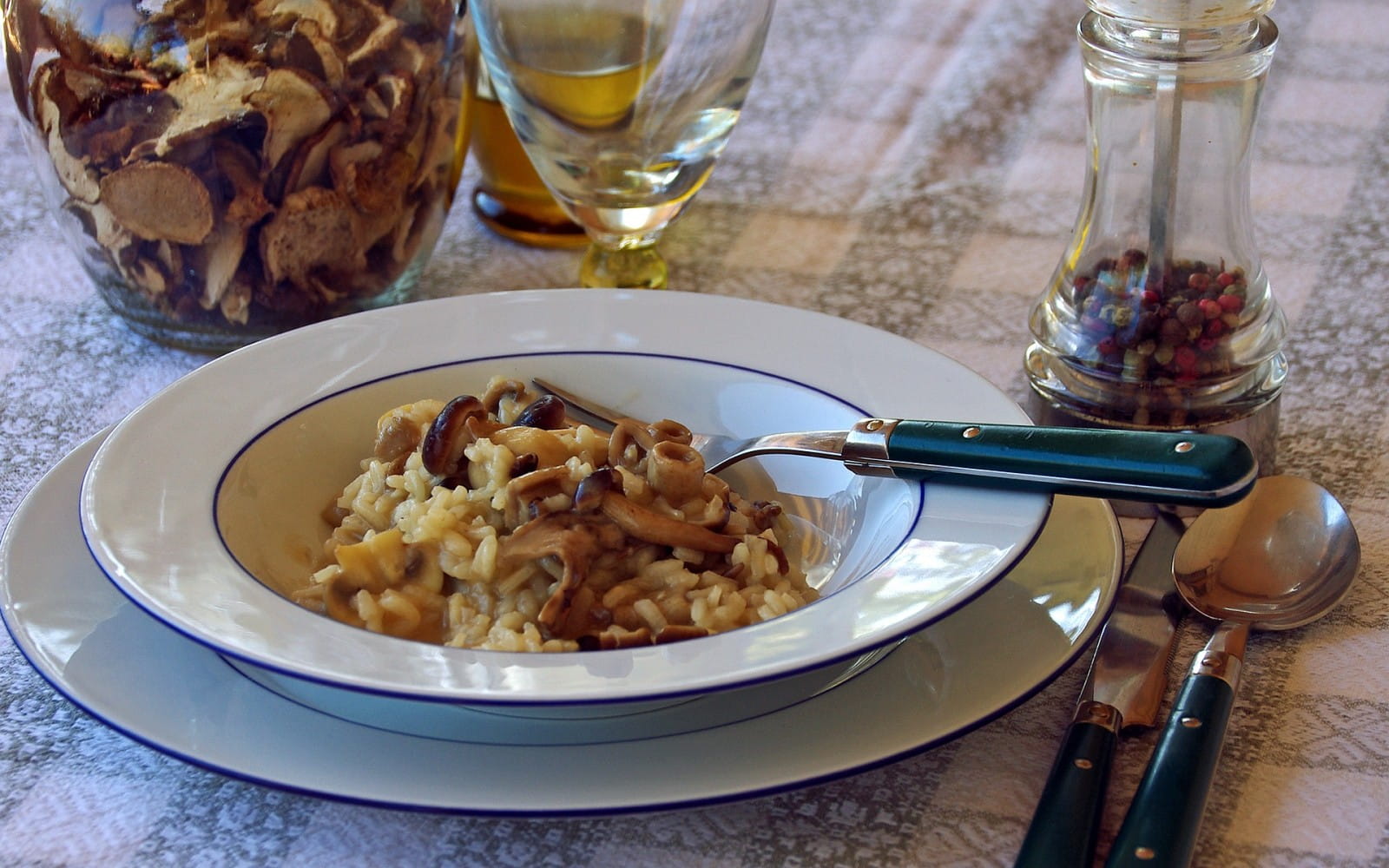Which wines and beers pair best with mushrooms?