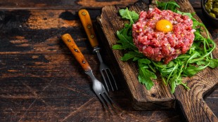 The best wine pairings for steak tartare