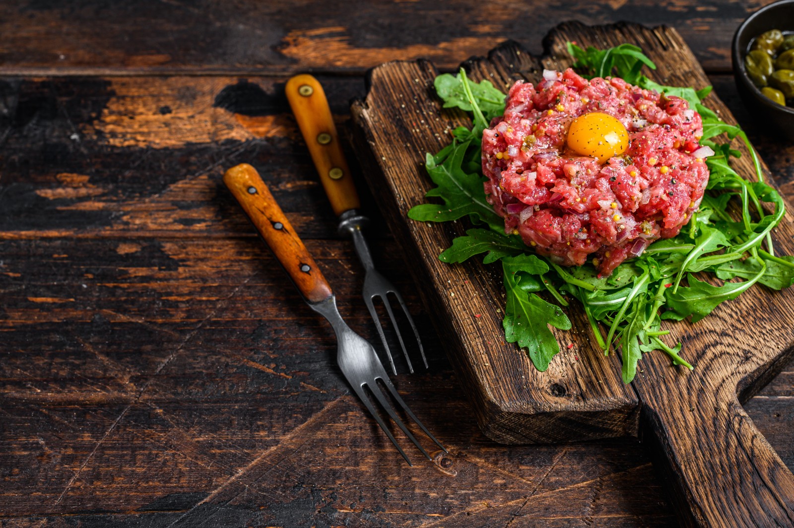 The best wine pairings for steak tartare
