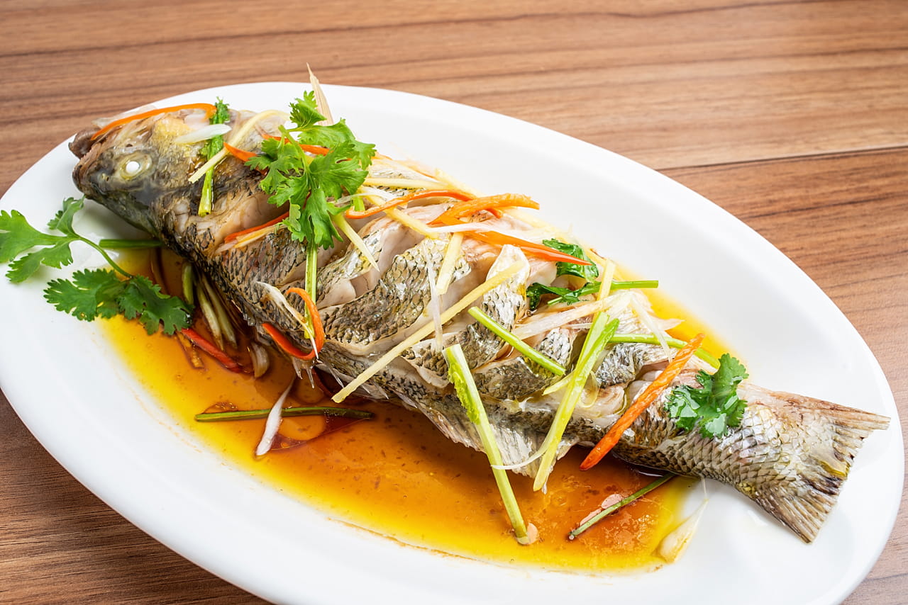 Steamed sea bass with ginger and spring onion/Qing zheng lu yu 清蒸鱸魚