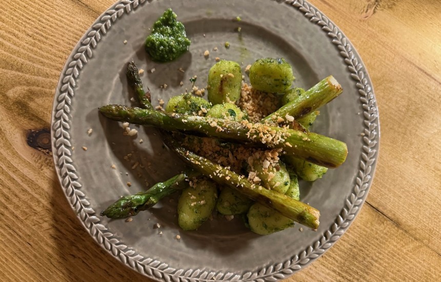 Bacchus with asparagus with gnocchi and wild garlic pesto